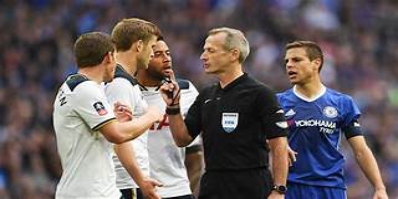 多宝体育延伸分析：英超裁判的压力环境与现代判罚演变-多宝体育