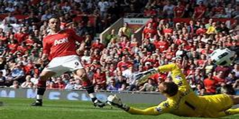 多宝体育聚焦经典瞬间：曼市德比中的争议红牌与历史意义-多宝体育